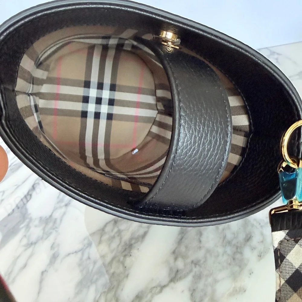Burberry SM Bucket Bag‎ Black Pebbled Leather Interior Vintage Check 8084035